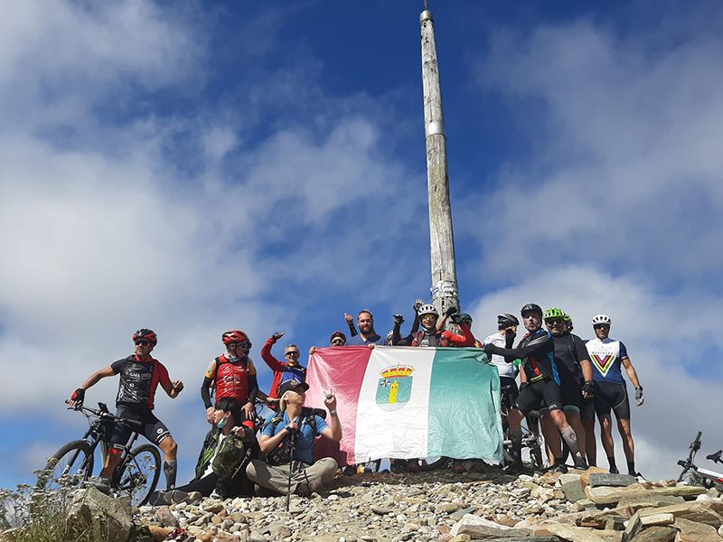 El equipo ciclista cabanillero "El Motor de tus Pasos" completa un nuevo Camino de Santiago 3 El equipo ciclista cabanillero El Motor de tus Pasos completa un nuevo Camino de Santiago