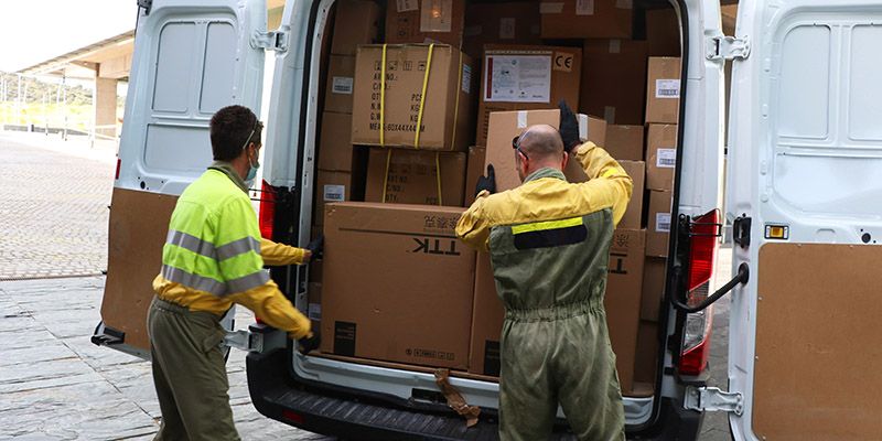 El Gobierno de Castilla-La Mancha ha distribuido esta semana una nueva remesa con más de 584.000 artículos de protección para los profesionales sanitarios