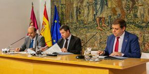 El Gobierno de Castilla-La Mancha y Correos rubrican un convenio marco para implementar servicios en el medio rural