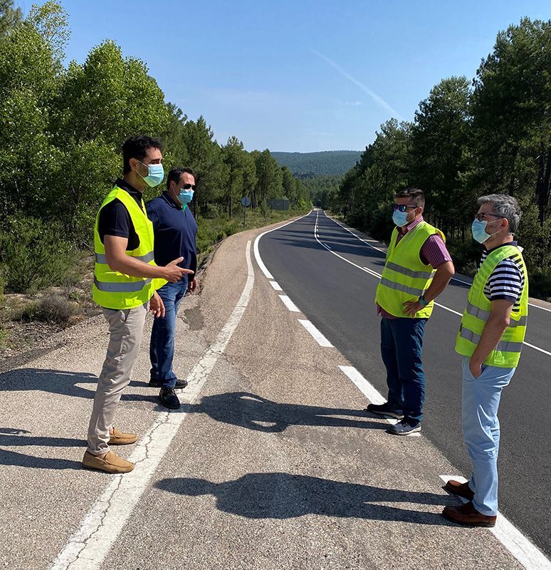 El Gobierno regional acomete obras de mejora en la carretera CM-210 por un importe de casi 100.000 euros 3 El Gobierno regional acomete obras de mejora en la carretera CM-210 por un importe de casi 100.000 euros