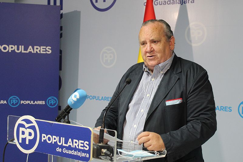 El PP reclama una paga extraordinaria que gratifique el esfuerzo del personal sanitario y critica la ausencia de Page donde y cuando más se le necesita 3 El PP reclama una paga extraordinaria que gratifique el esfuerzo del personal sanitario y critica la ausencia de Page donde y cuando más se le necesita