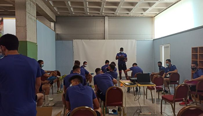 El Quabit BM Guadalajara arranca los entrenamientos con la renovación de su estandarte Jota Hombrados