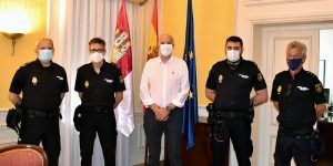 El subdelegado del Gobierno de España en Cuenca recibe a los tres nuevos inspectores de la Comisaría Provincial de la Policía Nacional