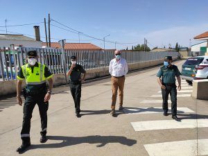 El subdelegado del Gobierno de España en Cuenca reconoce el trabajo realizado por la Guardia Civil de Las Pedroñeras durante el estado de alarma y la campaña del ajo