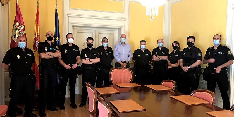 El subdelegado del Gobierno en Cuenca da la bienvenida a los nueve agentes de la Policía Nacional que se incorporan a la Comisaría Provincial