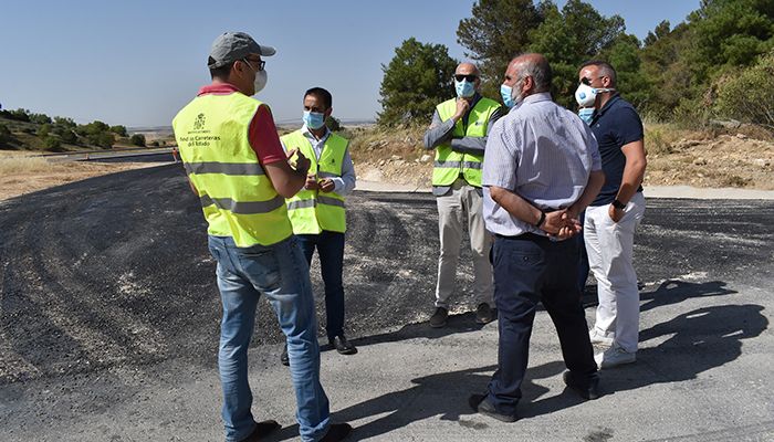 El subdelegado del Gobierno en Cuenca visita las obras del nuevo acceso a San Lorenzo de la Parrilla desde la N-420