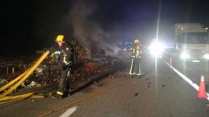 Espectacular incendio de un camión lleno de naranjas en la A-3 en Cuenca