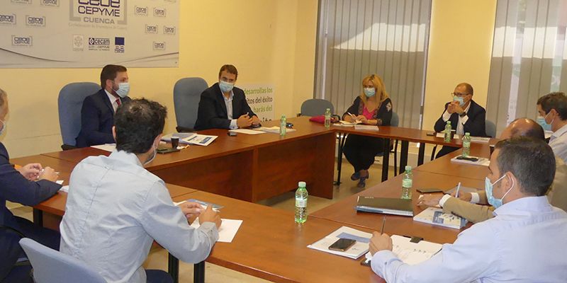 Invierte en Cuenca detalla su proyecto al consejero de Fomento, Nacho Hernando