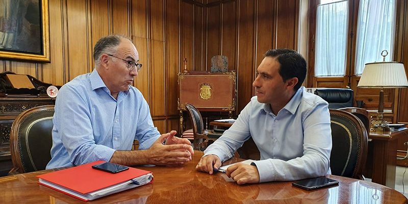 La Diputación de Cuenca comprará acciones de la empresa pública de Gestión Ambiental de Castilla-La Mancha, GEACAM, para que pueda realizar acciones conjuntas con la institución provincial. Este ha sido el anuncio que el presidente, Álvaro Martínez Chana, hizo ayer durante su visita al nuevo retén que esta empresa tiene en Uña. El jefe del ejecutivo provincial puso en valor el gran trabajo en materia de extinción de incendios que hacen durante la época estival, pero también toda la labor de prevención que hacen durante los meses de invierno, no obstante, Martínez Chana considera que todavía hay margen para que estos efectivos puedan colaborar en acciones como la limpieza de carreteras durante las nevadas, “algo que ya se hizo en otras épocas”. El presidente provincial ha puesto en valor a los profesionales que trabajan en GEACAM que han hecho un trabajo impagable durante la pandemia, ya que se han recorrido todos los pueblos de la provincia varias veces para llevar a cabo desinfecciones de los puntos más concurridos, algo que ha sido muy valorado por los vecinos y que Martínez Chana ha querido agradecer personalmente. La Diputación de Cuenca y la empresa pública, a través de su gerente Mariano Teruel, están trabajando junto a sus técnicos para delimitar los flecos de esta compra que se efectuará en los próximos días.