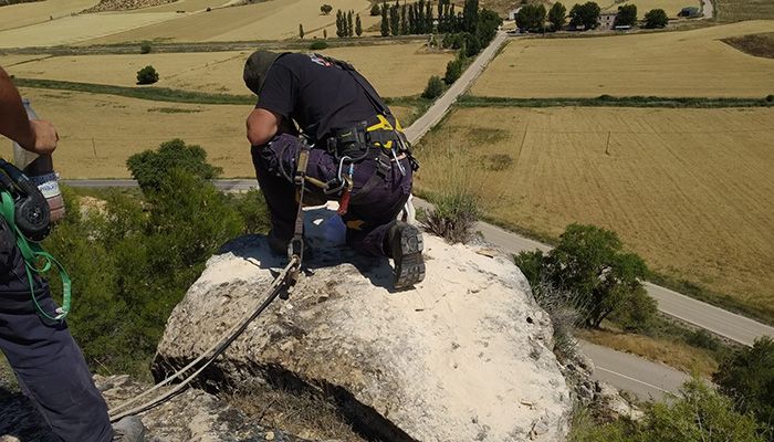 La Diputación de Cuenca detona los macizos montañosos situados en la carretera de Cuevas de Velasco ante el riesgo de derrumbe