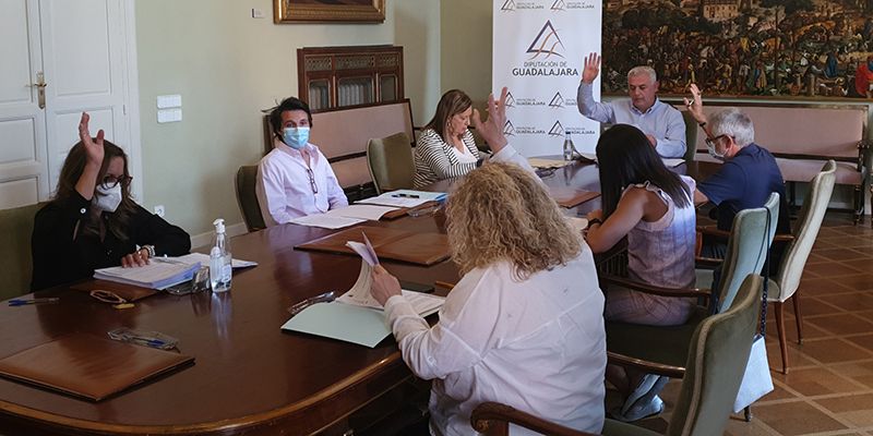 La Junta de Gobierno de la Diputación de Guadalajara autoriza los convenios de “Como en Casa”, Guadalajara Empresarial y Obispado