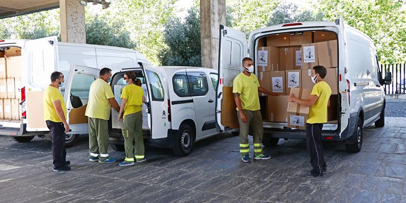 La Junta ha realizado esta semana un nuevo envío a los centros sanitarios con más de 1,7 millones de artículos de protección