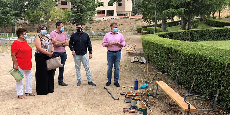 La reposición de bancos de Cuenca y sus pedanías alcanzará a unos 700 de estos elementos urbanos