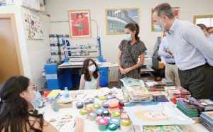 Los Reyes destacan en Cuenca la labor social de Aspadec y vuelve a visitar, como en su luna de miel, el Casco Antiguo