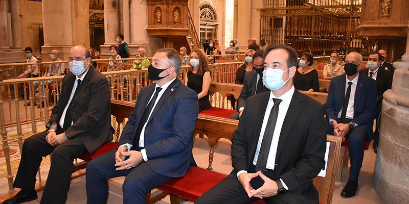 Martínez Guijarro asiste a la misa funeral en honor a las víctimas de la Covid-19 en la Catedral de Cuenca