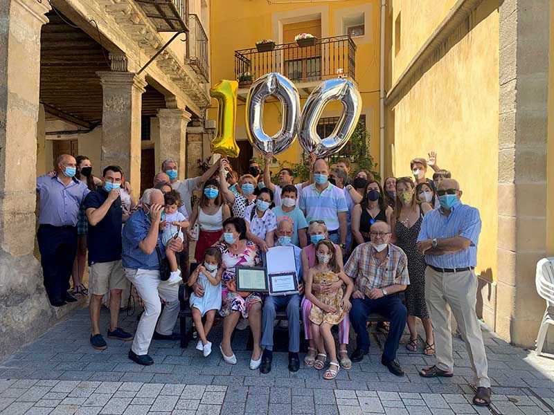 Pareja homenajea a Francisco Sánchez López, con motivo de su centenario