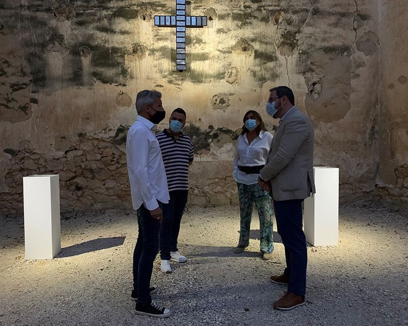 Robles agradece a Alexander James Hamilton que elija Budia y su convento carmelita para visibilizar su nuevo proyecto artístico