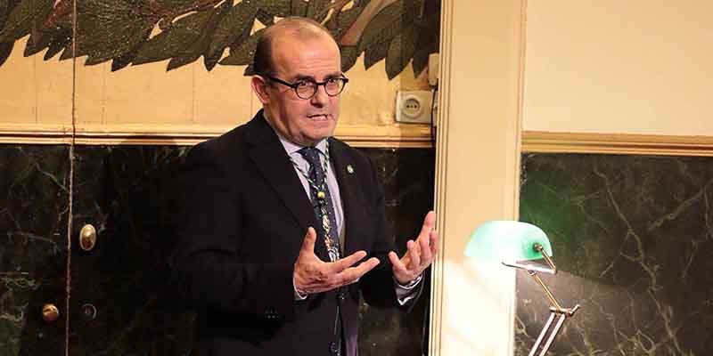 Todo lo que te has preguntado siempre sobre la relación entre dentistas y reyes, desde Carlos V, te lo cuenta un seguntino