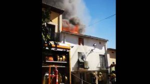 Trasladado al hospital un bombero tras sufrir un golpe de calor mientras apagaba un incendio en Tendilla