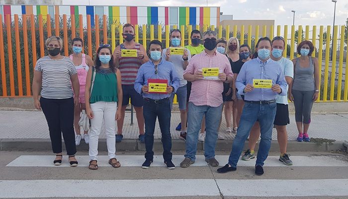 VOX se reúne con los padres de alumnos de Torrejón del Rey para darles su apoyo por el traslado de sus hijos