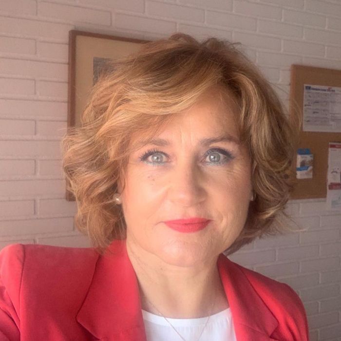 Con las manos manchadas de tiza