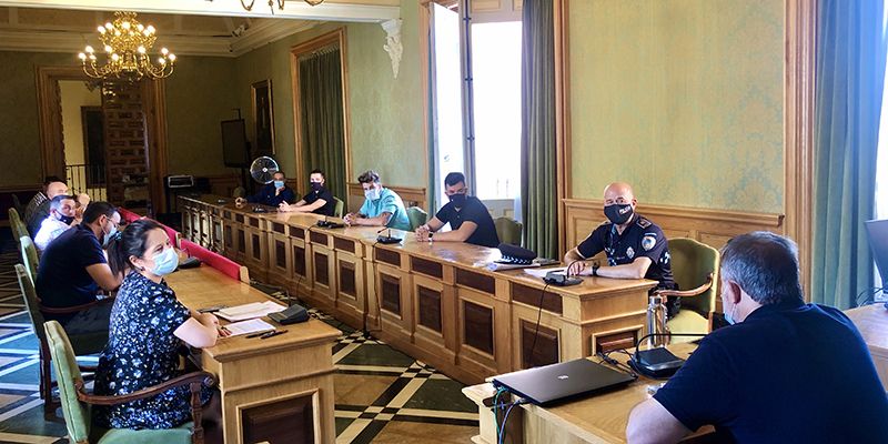 El Ayuntamiento de Cuenca pide la colaboración de los empresarios de ocio nocturno para velar por el cumplimiento de los horarios y la prohibición de beber en la calle