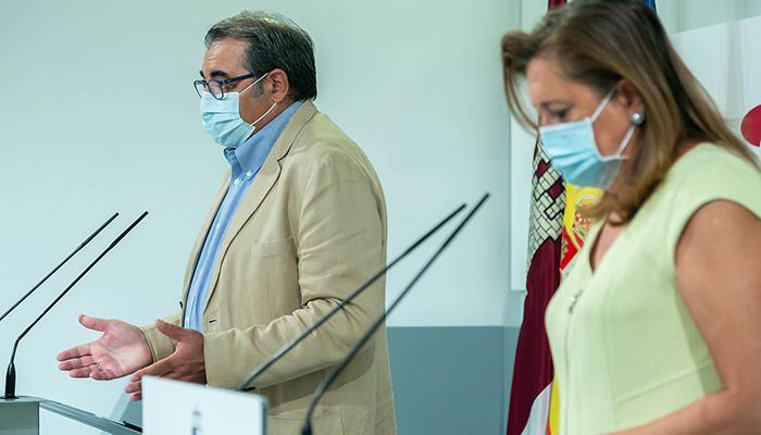 El Gobierno de Castilla-La Mancha realiza un llamamiento a la responsabilidad social para que las personas que tengan síntomas de COVID no salgan a la calle