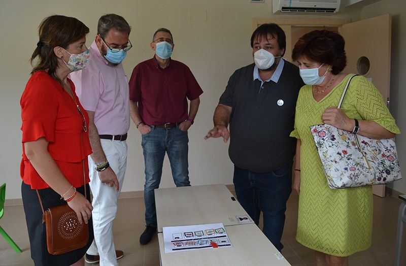 Eusebio Robles visita el centro polivalente de Apanag