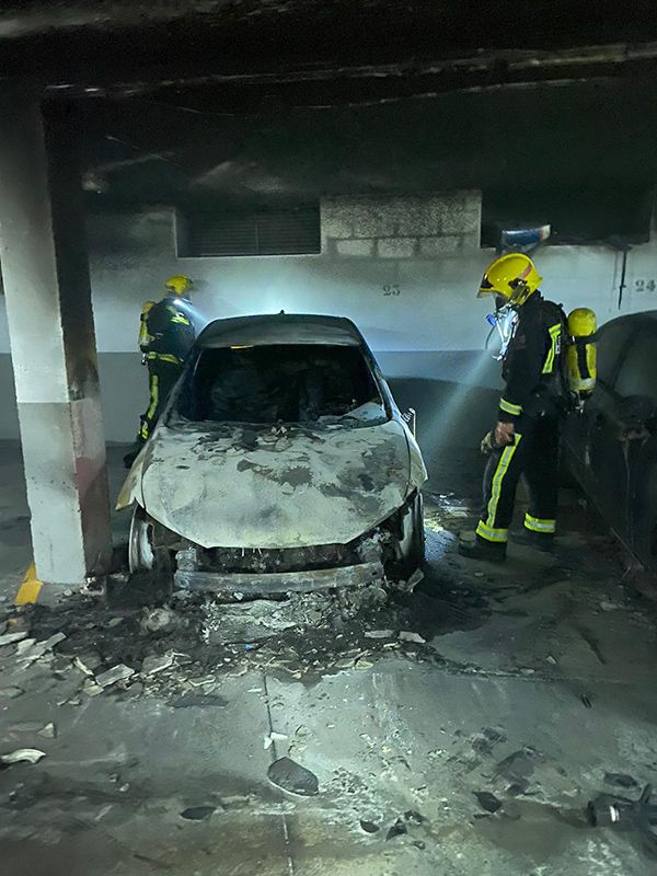 Evacuados los vecinos de un bloque de pisos en Arcas al arder un coche en un garaje comunitario 3 Evacuados los vecinos de un bloque de pisos en Arcas al arder un coche en un garaje comunitario