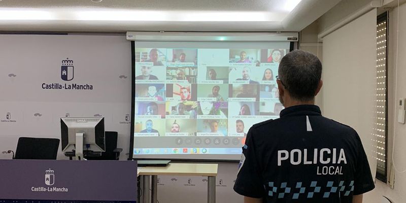 Los cuerpos de Policía Local de 35 municipios de la región cuentan desde este viernes con 100 nuevos agentes y 32 mandos más