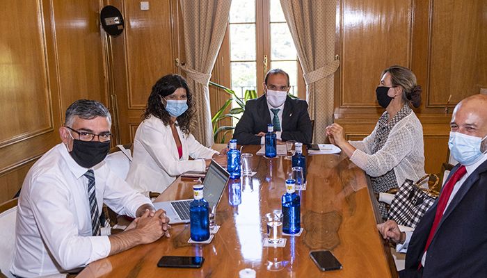 Los diputados Fernando Mora y Diana López estrenan el voto telemático en las Cortes al estar confinados