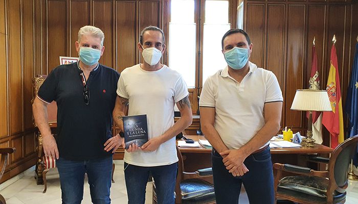 Martínez Chana apoya al escritor de Villarejo de Fuentes, Pedro Manuel Fraile, y lo pone como ejemplo de retorno al medio rural