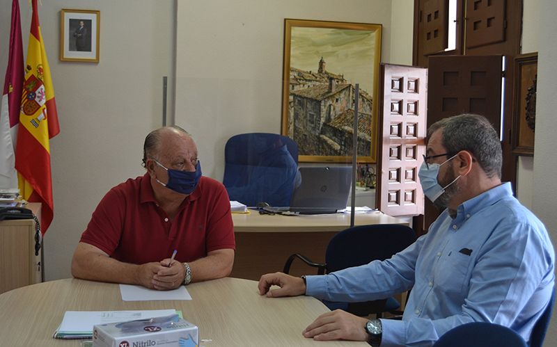 Robles comprueba las obras de remodelación efectuadas en el Ayuntamiento de Horche con ayuda del Gobierno regional