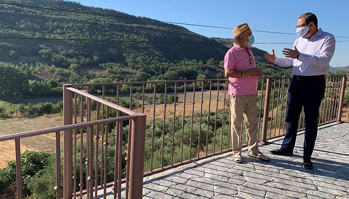 Robles visita el nuevo paseo mirador de Caspueñas construido con ayuda del Gobierno regional