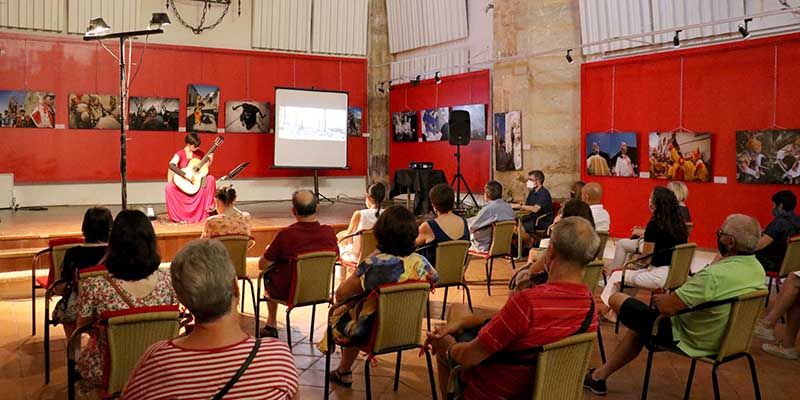 Silvia Nogales subraya con su guitarra el nombramiento de José Luis Romanillos