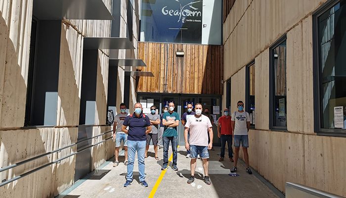 UGT y CCOO se concentran a las puertas de Gecam para protestar por el recorte en la campaña de extinción de incendios y pedir mejoras laborales