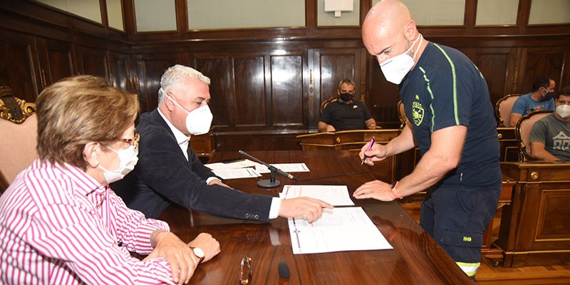 Vega firma con los bomberos del CEIS un acuerdo laboral que llevaban reclamando quince años