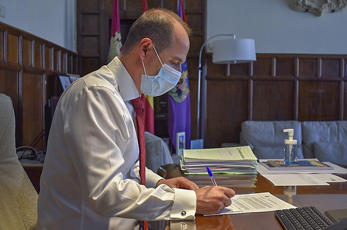 Alberto Rojo firma el compromiso del Ayuntamiento con la igualdad de oportunidades entre mujeres y hombres en la administración local