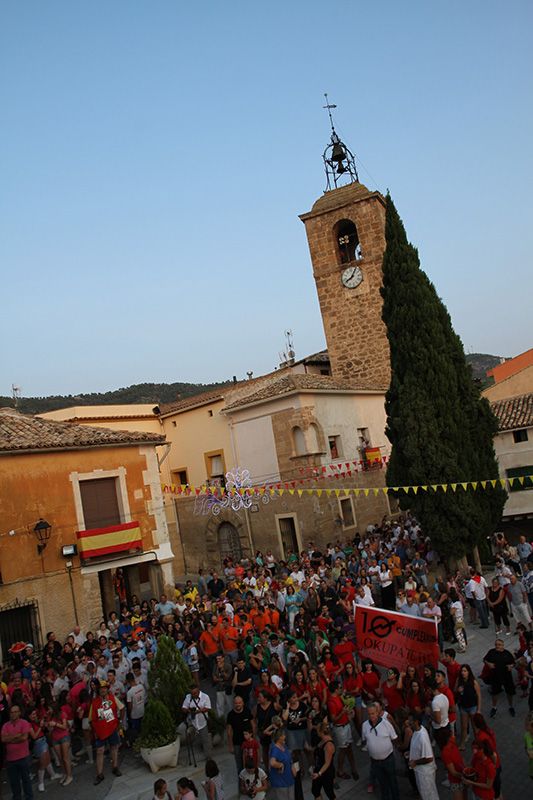 Almonacid mantiene el espíritu de las fiestas con una camiseta por peña en el balcón del ayuntamiento