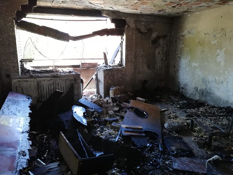 Bomberos y Policía confirman que no hay daños estructurales en el edificio incendiado en la calle Moscardó Guzmán y ordenan el realojo de las plantas 1 y 2