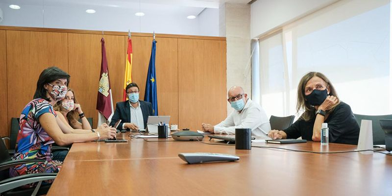 El Gobierno regional distribuirá cerca de 1.700 portátiles y 1.200 tabletas para combatir la brecha digital en los centros de educación concertados