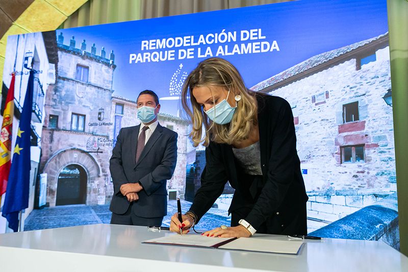 El Gobierno regional firma un protocolo con el Ayuntamiento de Sigüenza para la remodelación del Parque de la Alameda
