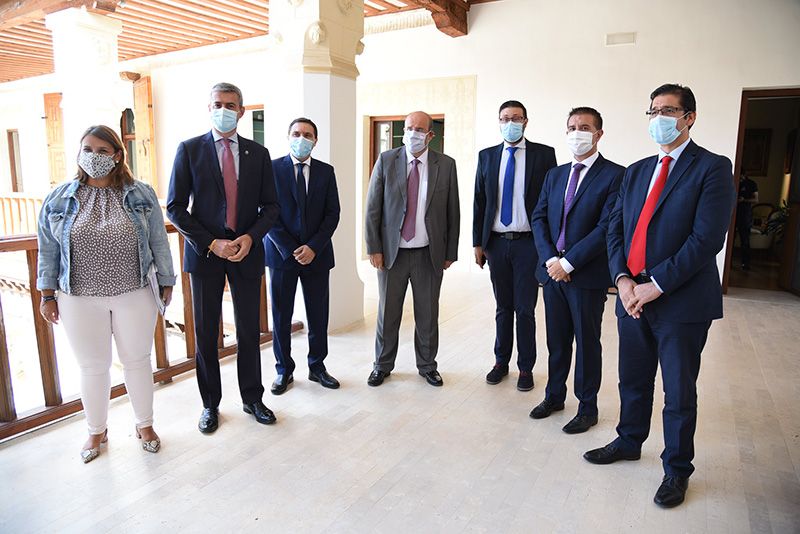 El Gobierno regional y las Diputaciones invertirán 10 millones de euros para reforzar la limpieza en los centros educativos