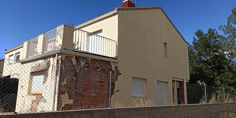 El grupo Municipal Unidas Podemos Izquierda Unida en El Casar denuncia el abandono de dos viviendas de protección pública desde hace una década