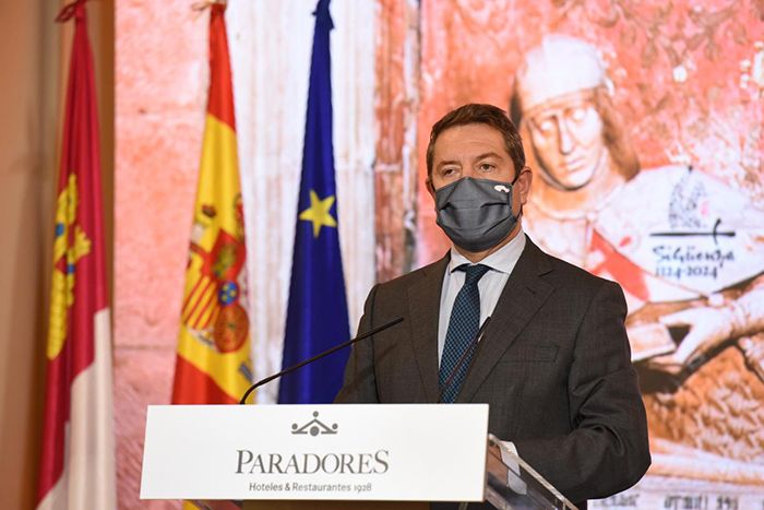 El presidente de Castilla-La Mancha y cuatro consejeros se reúnen con el alcalde de Guadalajara