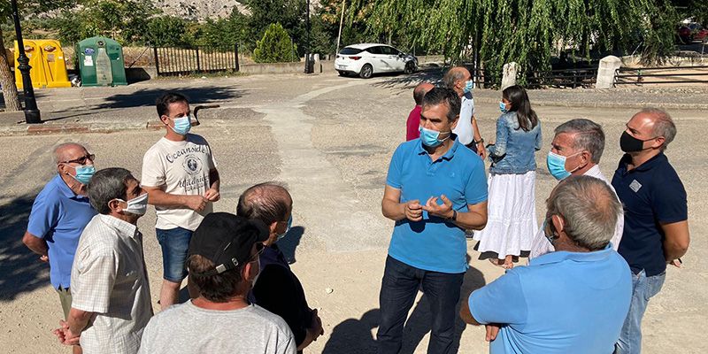 El senador Antonio Román muestra su apoyo a los vecinos de Córcoles por las restricciones de agua