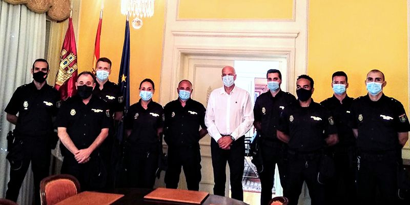 El subdelegado del Gobierno en Cuenca da la bienvenida a los nuevos policías nacionales que realizarán sus prácticas en la Comisaría Provincial