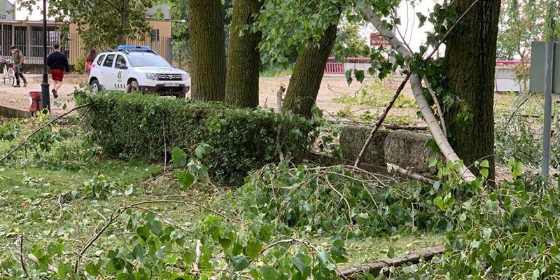 Escudero conoce los efectos de la fuerte tormenta en Santa María del Campo Rus y traslada el apoyo de las instituciones