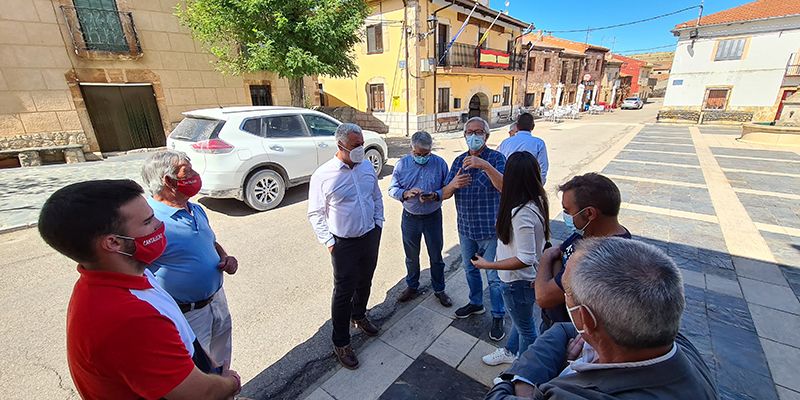 José Luis Vega mantiene una reunión de trabajo con alcaldes de la sierra