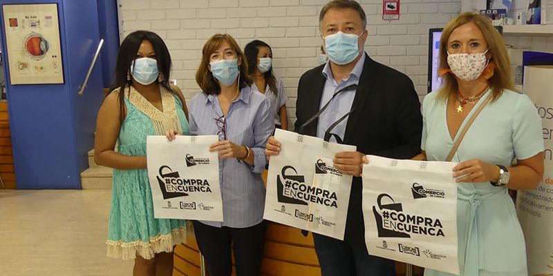 La Asociación del Comercio de Cuenca distribuye bolsas que incitan a comprar en sus establecimientos